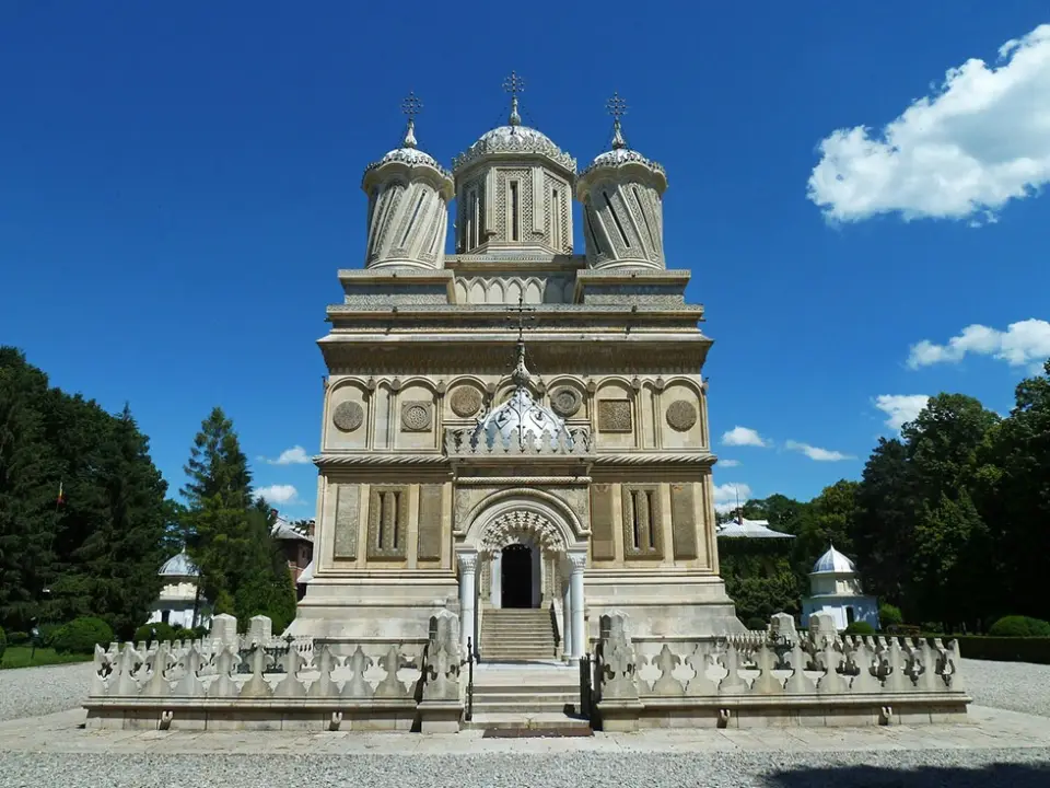 About Curtea de Argeș Monastery